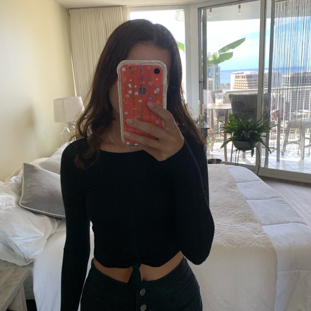 Tight & light long sleeve crop top 🖤